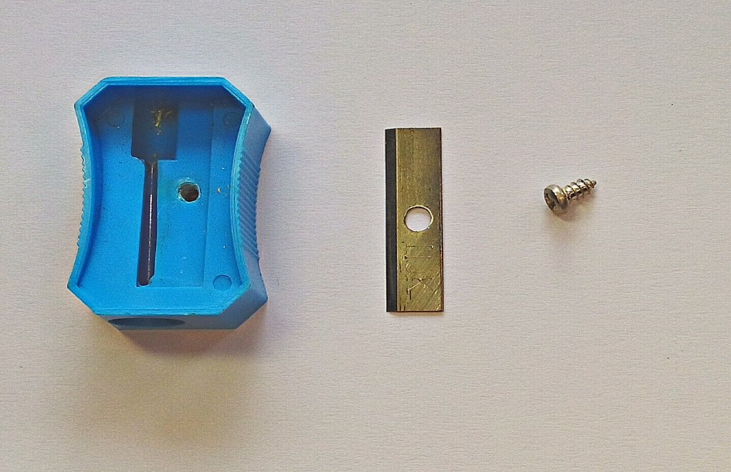how-to-take-a-blade-out-of-a-sharpener